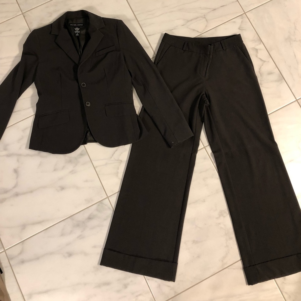 Size 4 NY and Co washable dark brown suit!